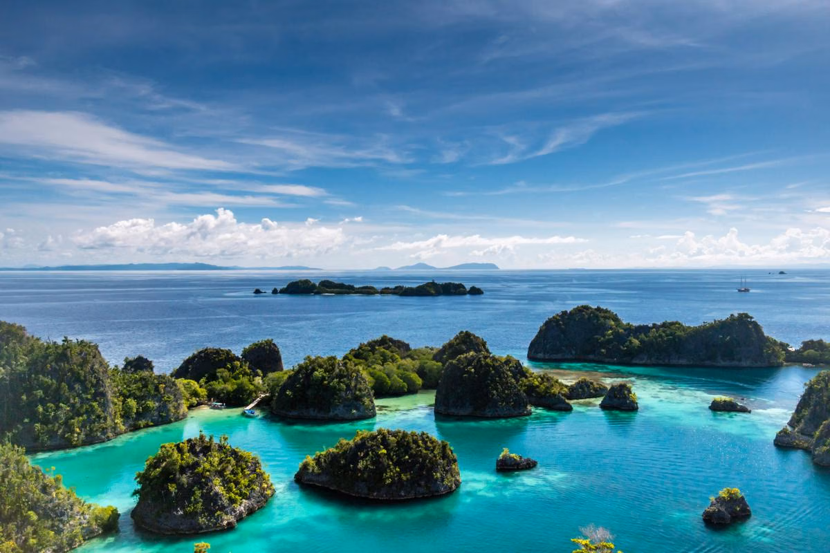 15 Tempat Wisata Menakjubkan di Raja Ampat yang Wajib Masuk Daftar Liburan
